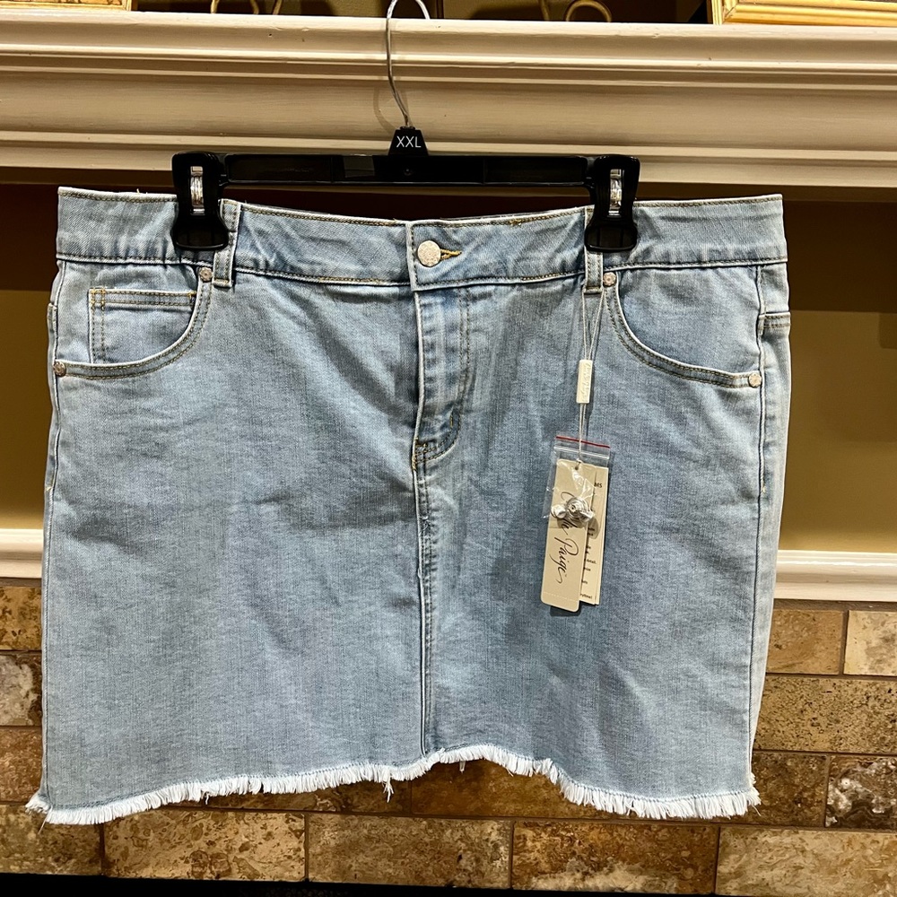 NWT Charlie Paige light washed denim mini skirt with frayed hem. Size XL